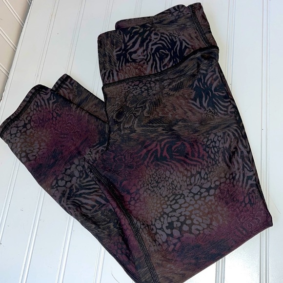 becco cropped burgundy black swirl patterned active sport leggings size small - Picture 1 of 4